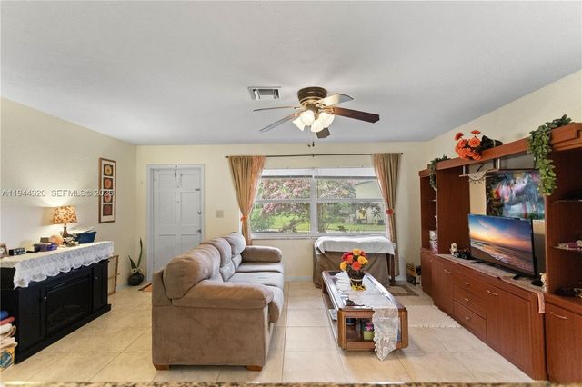 412 SW Natura Ave, Deerfield Beach, FL 33441