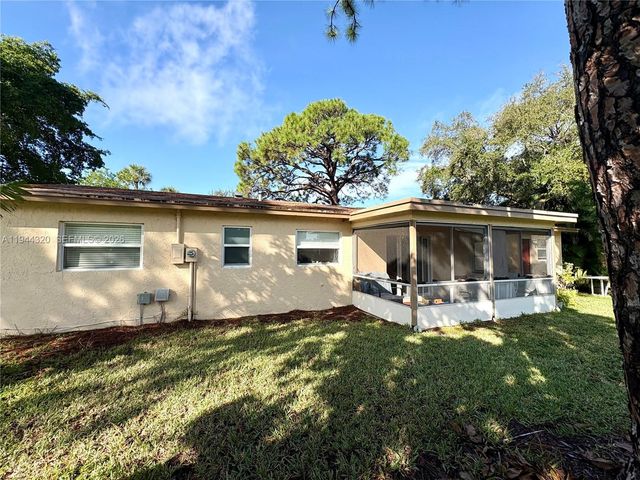 412 SW Natura Ave, Deerfield Beach, FL 33441