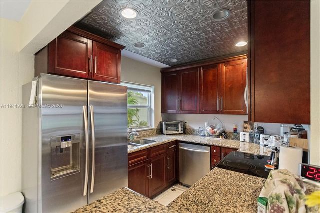 412 SW Natura Ave, Deerfield Beach, FL 33441