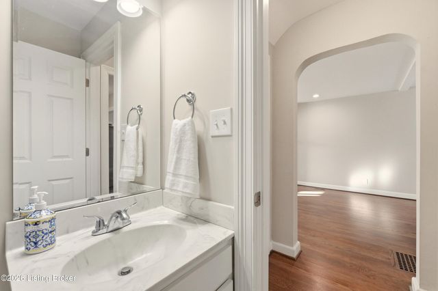 7809 New La Grange Rd, Louisville, KY 40222