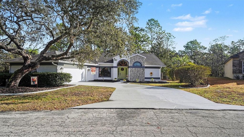 Image 2 of property listing at 17 LONGLEAF COURT, Homosassa, FL 34446