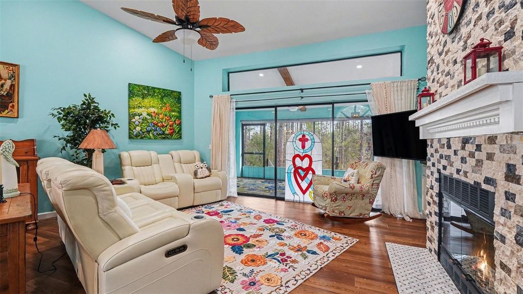 Image 4 of property listing at 17 LONGLEAF COURT, Homosassa, FL 34446