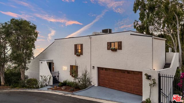 2967 Glendower Avenue, Los Angeles, CA 90027