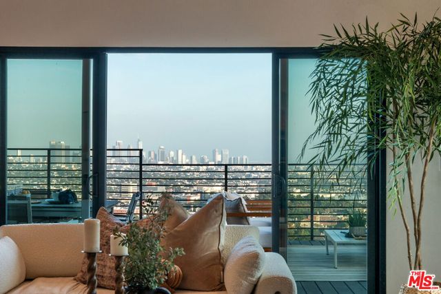 2967 Glendower Avenue, Los Angeles, CA 90027