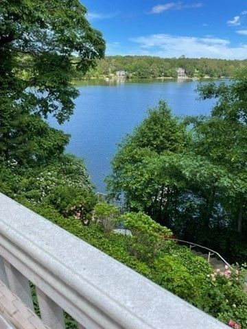 10 Shore Rd, Plymouth, MA 02360