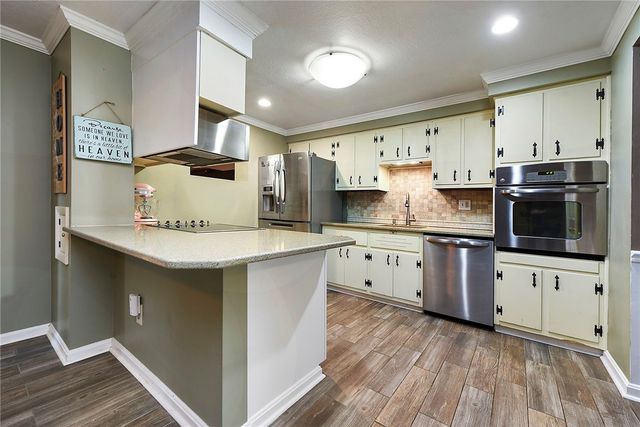 1146 Airedale Dr, Bethel Park, PA 15102