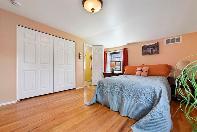 1146 Airedale Dr, Bethel Park, PA 15102