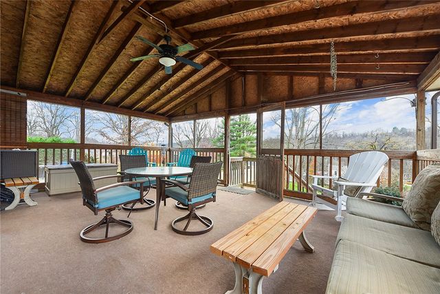 1146 Airedale Dr, Bethel Park, PA 15102