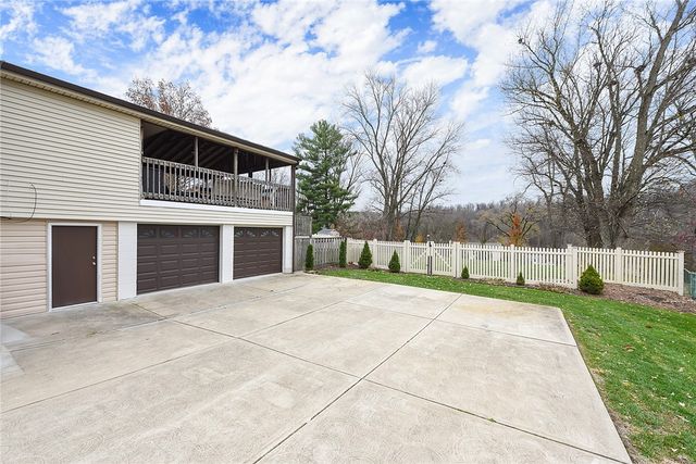 1146 Airedale Dr, Bethel Park, PA 15102