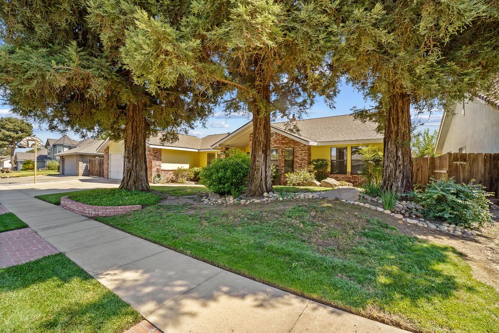 1365 E Coelho Avenue, Tulare, CA 93274
