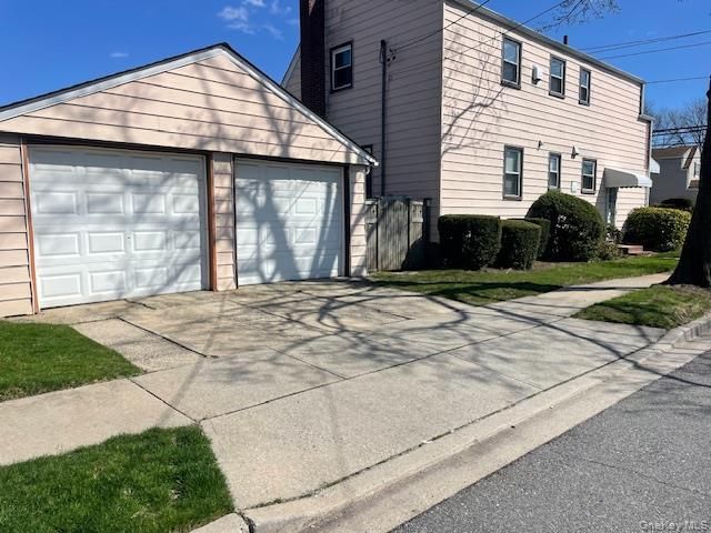 124 Lakeview Avenue, Lynbrook, NY 11563