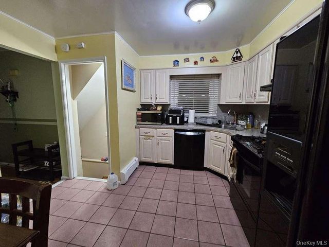 124 Lakeview Avenue, Lynbrook, NY 11563