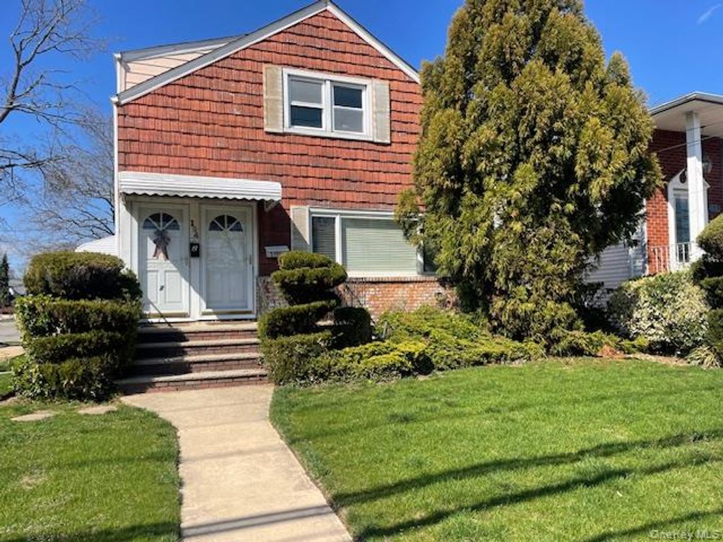 124 Lakeview Avenue, Lynbrook, NY 11563