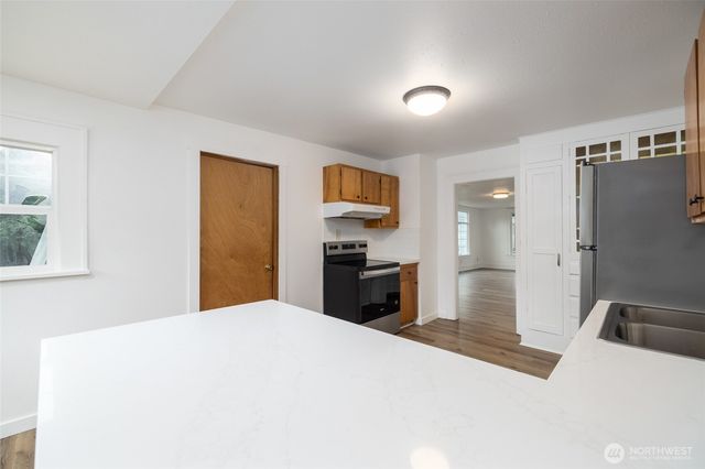 1016 E Orange Avenue, Burlington, WA 98233