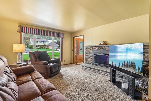 3322 S 121st STREET, West Allis, WI 53227
