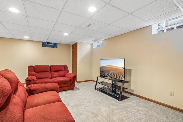 3322 S 121st STREET, West Allis, WI 53227