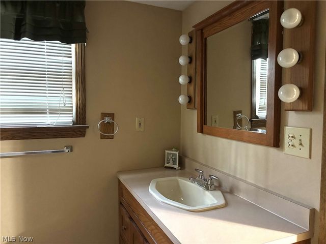 42900 Woodvale Lane, Columbiana, OH 44408