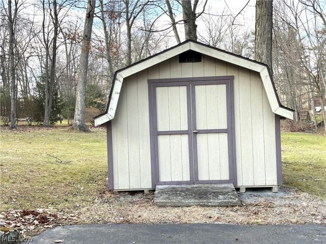 42900 Woodvale Lane, Columbiana, OH 44408