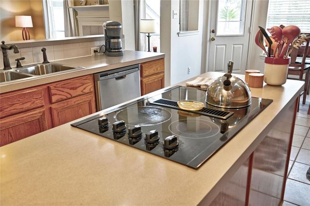 1415 Crystal Lake Circle E, Pearland, TX 77584