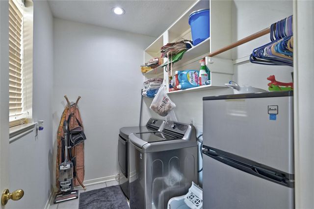 1415 Crystal Lake Circle E, Pearland, TX 77584