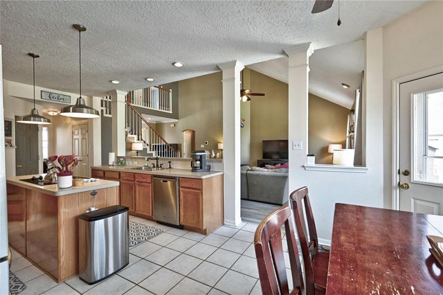 1415 Crystal Lake Circle E, Pearland, TX 77584