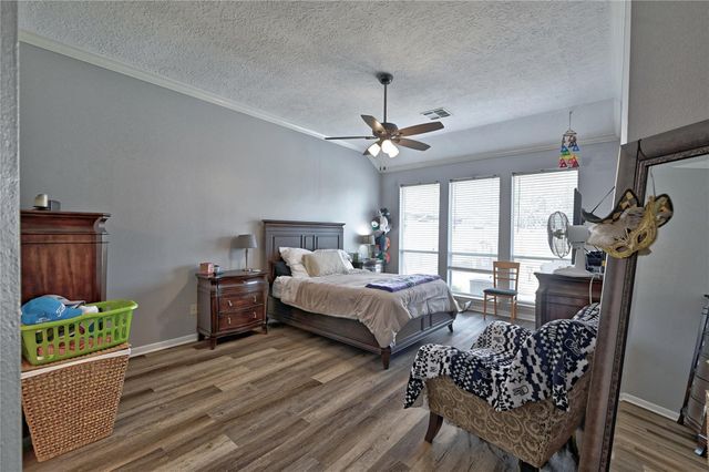 1415 Crystal Lake Circle E, Pearland, TX 77584