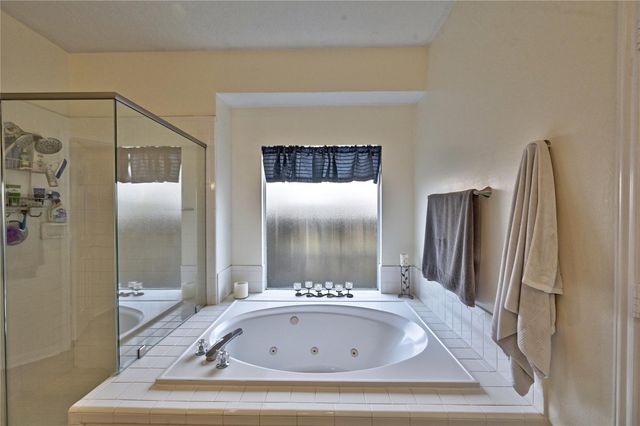 1415 Crystal Lake Circle E, Pearland, TX 77584