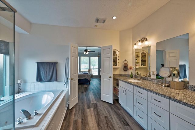 1415 Crystal Lake Circle E, Pearland, TX 77584