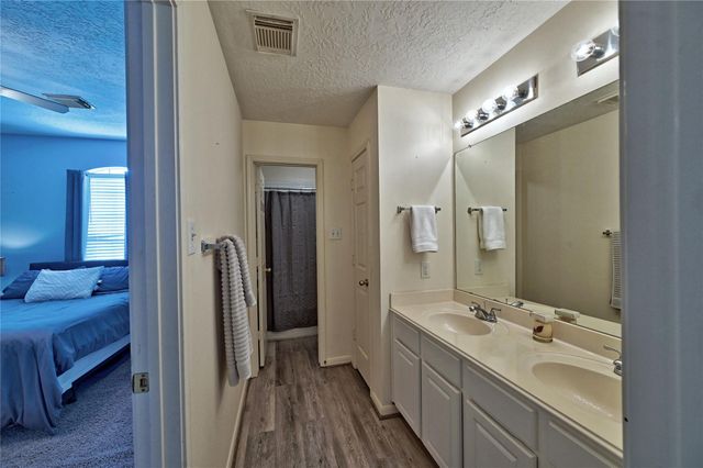 1415 Crystal Lake Circle E, Pearland, TX 77584