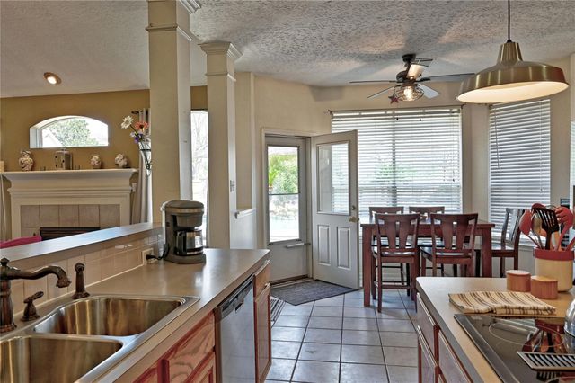 1415 Crystal Lake Circle E, Pearland, TX 77584