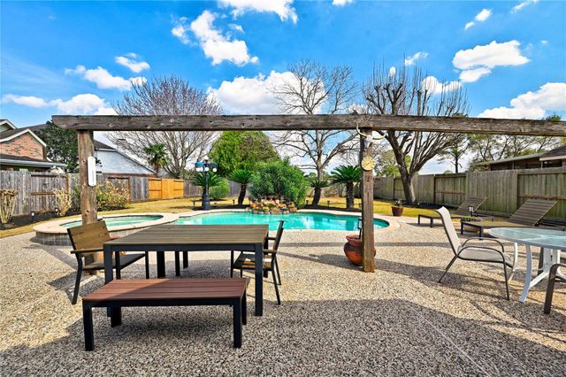 1415 Crystal Lake Circle E, Pearland, TX 77584