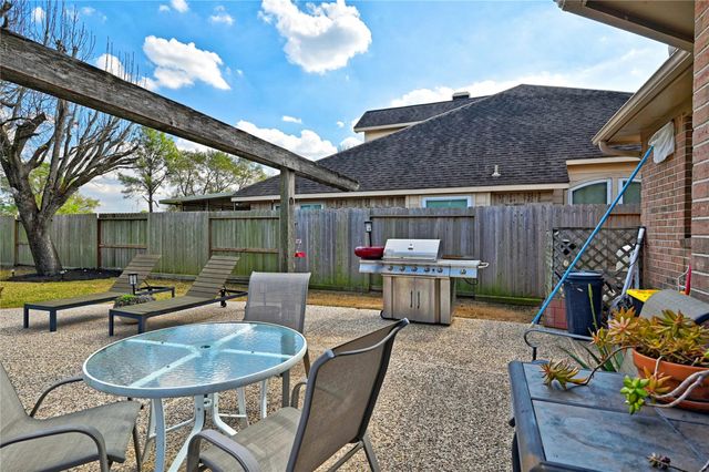 1415 Crystal Lake Circle E, Pearland, TX 77584