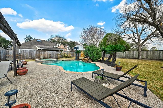 1415 Crystal Lake Circle E, Pearland, TX 77584