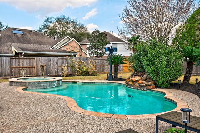 1415 Crystal Lake Circle E, Pearland, TX 77584