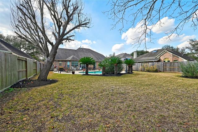 1415 Crystal Lake Circle E, Pearland, TX 77584