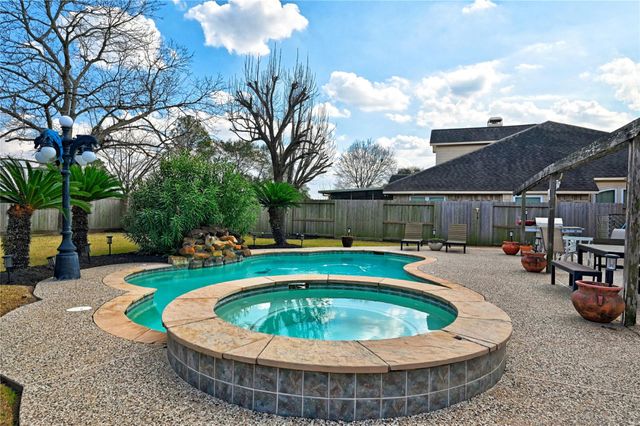 1415 Crystal Lake Circle E, Pearland, TX 77584