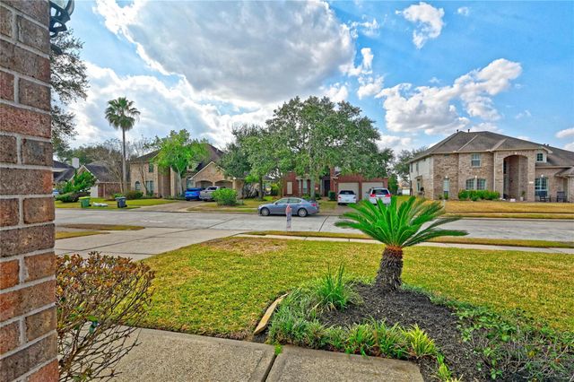 1415 Crystal Lake Circle E, Pearland, TX 77584