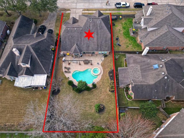 1415 Crystal Lake Circle E, Pearland, TX 77584