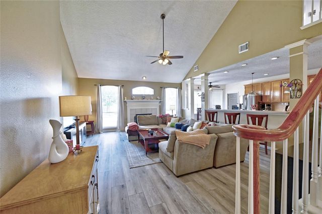 1415 Crystal Lake Circle E, Pearland, TX 77584