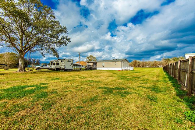 5515 Bayou Black Dr, Gibson, LA 70356