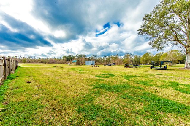 5515 Bayou Black Dr, Gibson, LA 70356