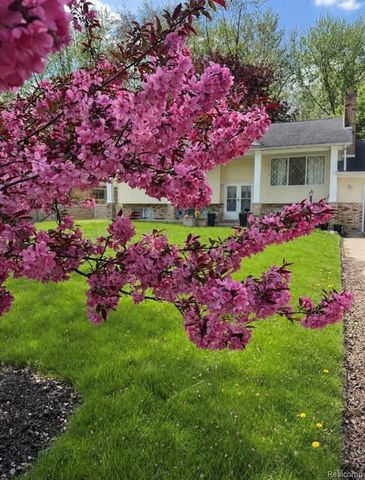 38185 Willowmere Street, Harrison Twp, MI 48045