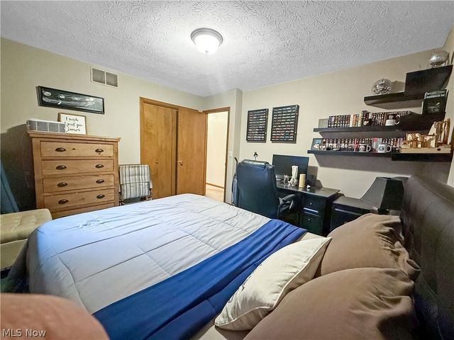 284 Old Oak Drive, Cortland, OH 44410