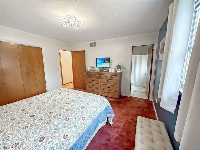 284 Old Oak Drive, Cortland, OH 44410