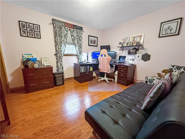 284 Old Oak Drive, Cortland, OH 44410