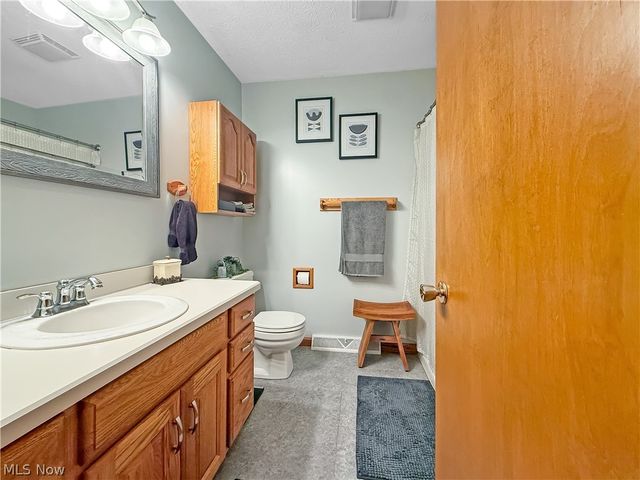 284 Old Oak Drive, Cortland, OH 44410