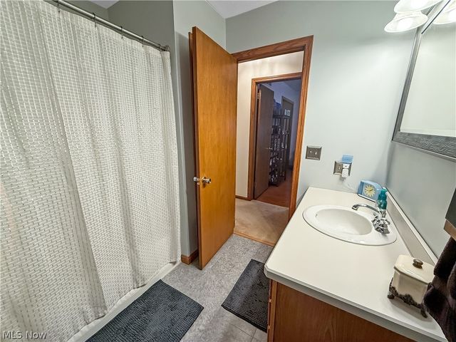 284 Old Oak Drive, Cortland, OH 44410