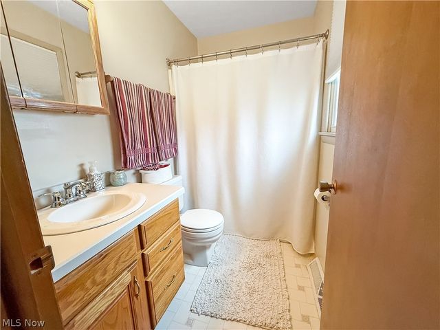 284 Old Oak Drive, Cortland, OH 44410