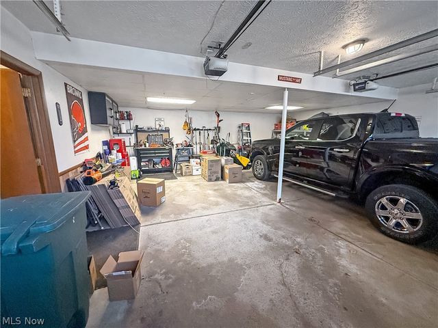 284 Old Oak Drive, Cortland, OH 44410