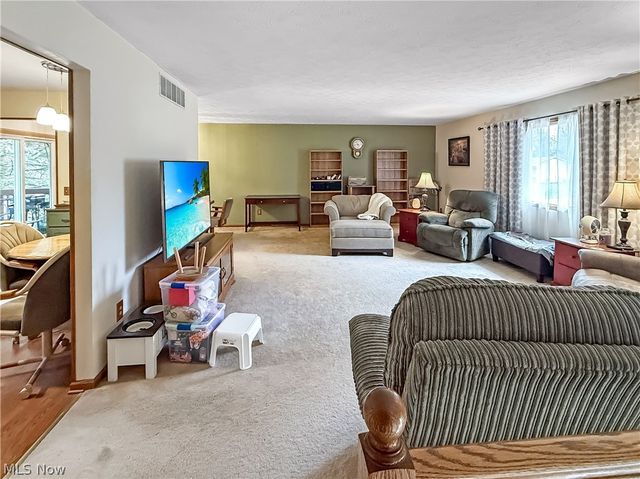 284 Old Oak Drive, Cortland, OH 44410